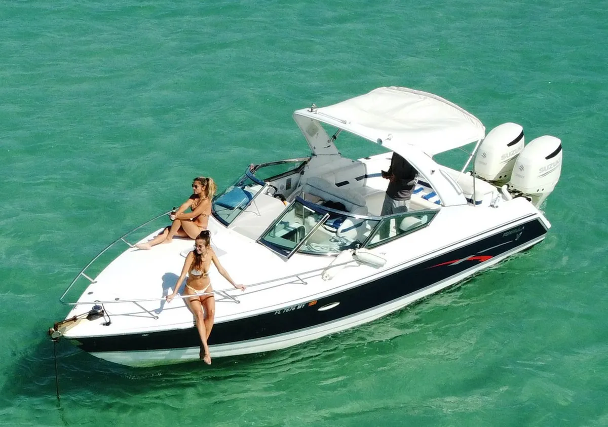 Boats anchored in turquoise shallows at the Haulover sandbar on a private boat tour in Miami near Raccoon Island